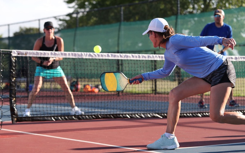 a couple plays pickleball